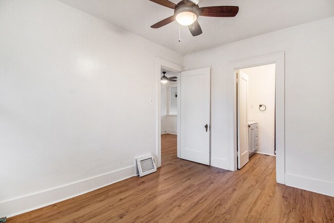 Building Photo - Available NOW! 1 Bedroom 1 Bath Freshly Re...