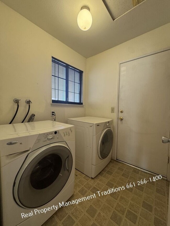 Building Photo - Charming 3 + 2 in East Palmdale home