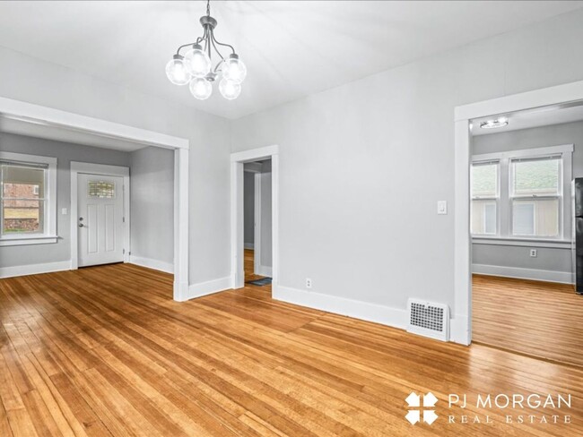 Building Photo - 3 bedroom 2 bath house in midtown! RENTAL ...