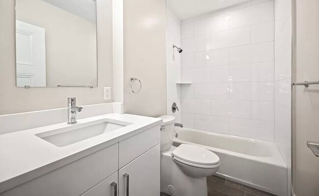 Building Photo - 425 Lagrange St