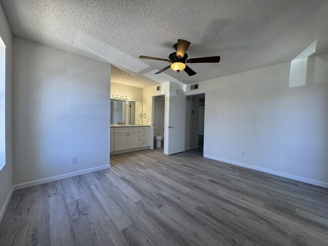 Building Photo - 850 S River Dr