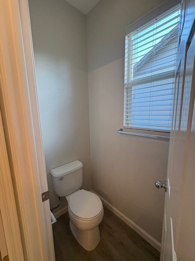 Building Photo - Beautiful 3 Bed 2.5 Bath Brentwood Home