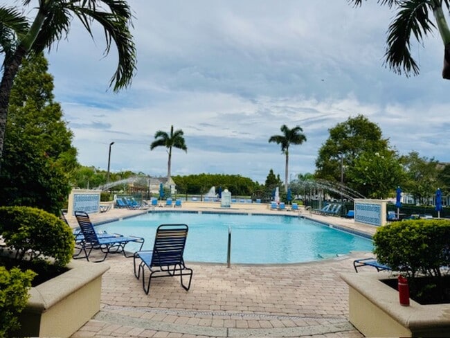 Building Photo - Fully Furnished 4 Bedroom 3 Bath Townhome ...