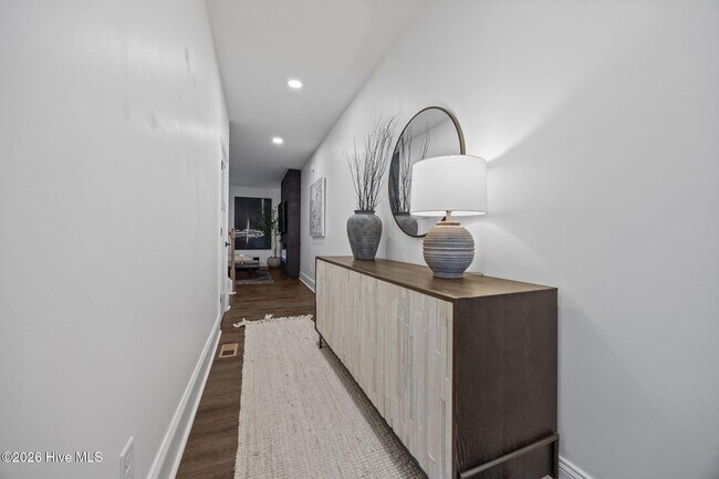 Building Photo - 521 N Hale St