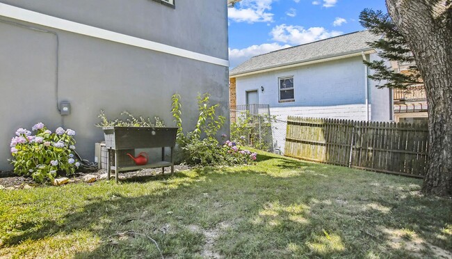 Building Photo - Charming 4 Bed 2 Bath With Beautiful Fence...