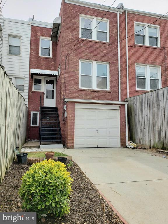 Building Photo - 1618 D St NE