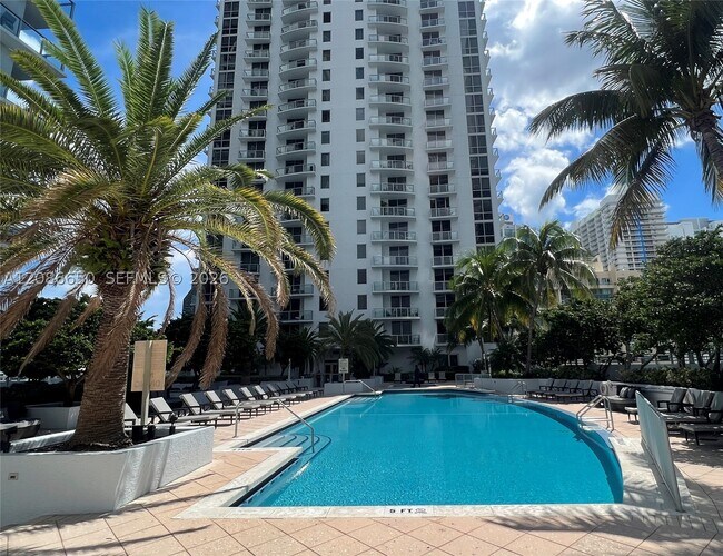 Building Photo - 1060 Brickell Ave