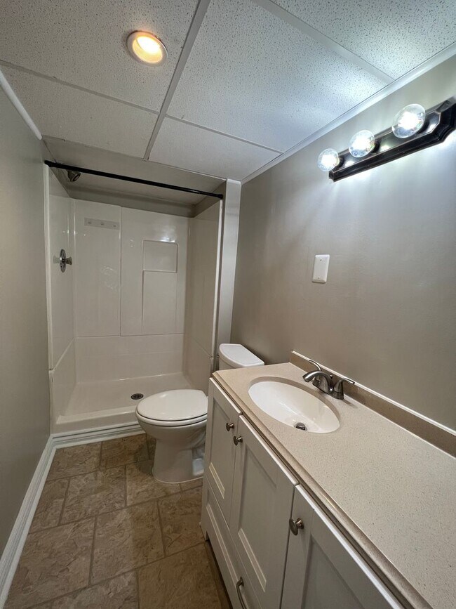 Building Photo - Newly Updated 3 Bed, 2 Bath Home on a Quiet Street in Brentwood- Available 7/15!