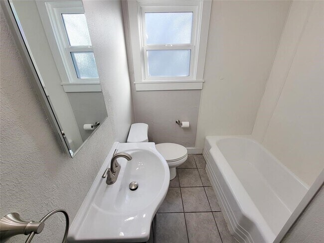 Building Photo - 1113 San Jacinto St