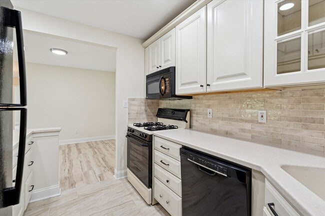Building Photo - Fully Renovated 2B/2B unit in Old Forge Cr...