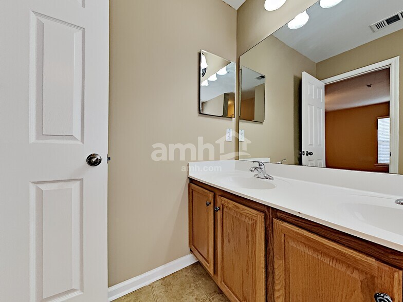 Building Photo - 362 Roseglen Dr