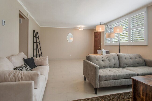 Building Photo - Renovated three-bedroom, three-bath 2-stor...