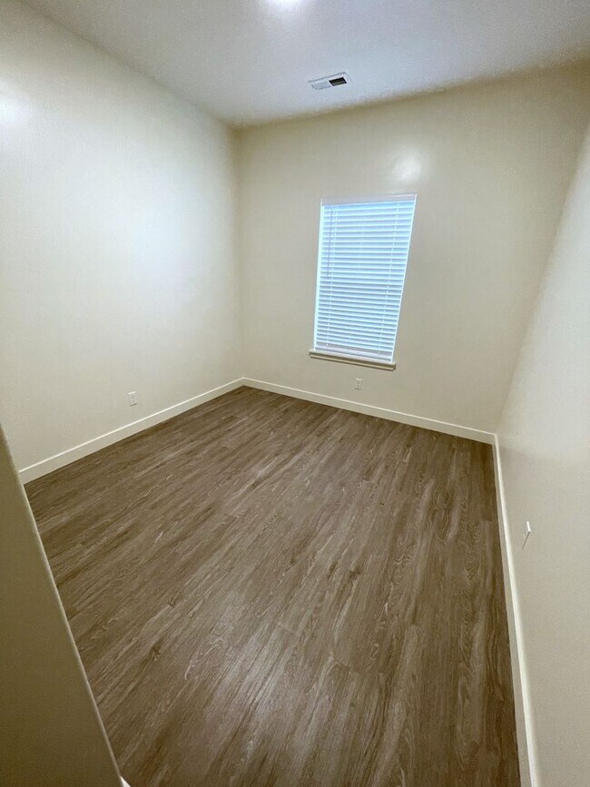 Building Photo - Spacious 3 Bed 2.5 Bath Townhome for Rent ...