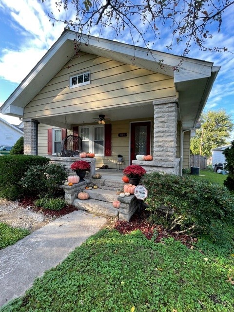 Covered front porch with swing and fan! - 704 W Cherokee Dr