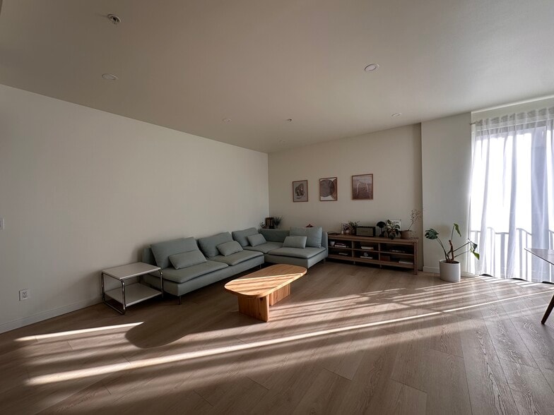 Living room - 625 S Berendo St