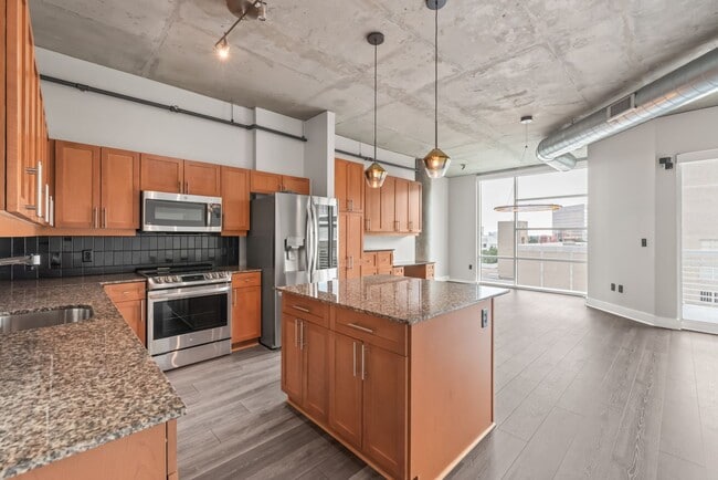 Building Photo - Stylish Uptown 2BD Condo with Balcony, Par...