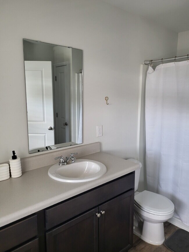 Building Photo - "Spacious Fully Furnished 4-Bedroom Townhouse in Summerville with 3 Full Baths – Your Perfect Fam...