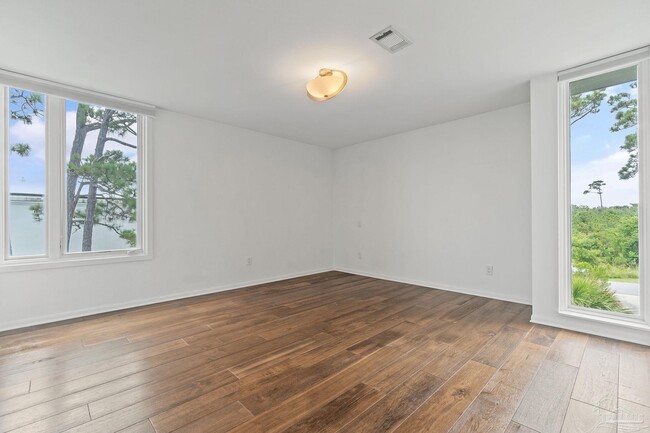Building Photo - 1319 Soundview Trail