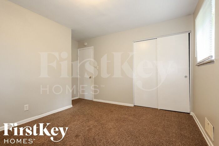Building Photo - 5844 Sylvan Dr