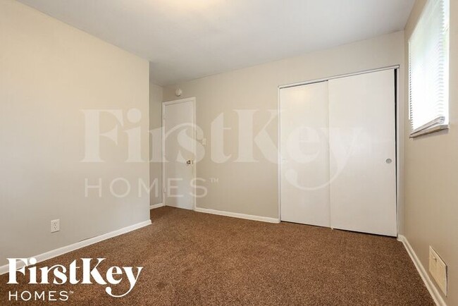 Building Photo - 5844 Sylvan Dr