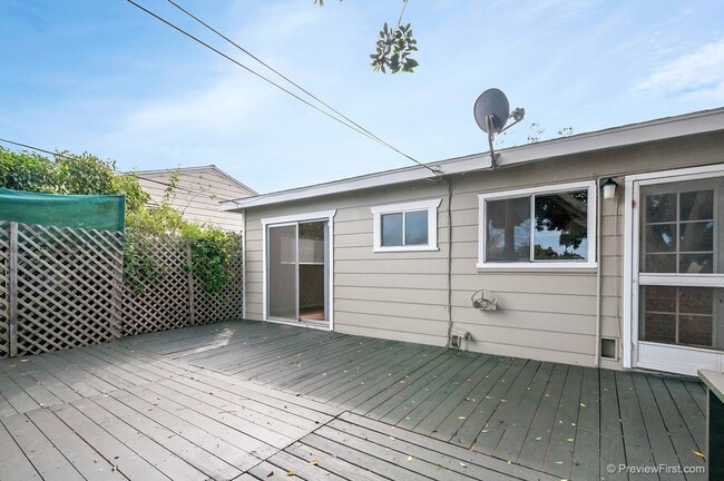 Building Photo - Super Cute Beach Cottage on an Oversized O...
