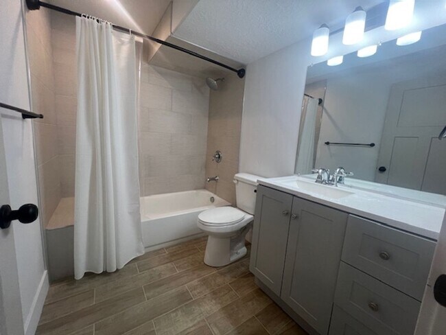 Building Photo - Spacious 3 Bed Downstairs Duplex