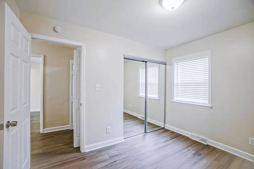 Building Photo - 2106 Longleaf Dr
