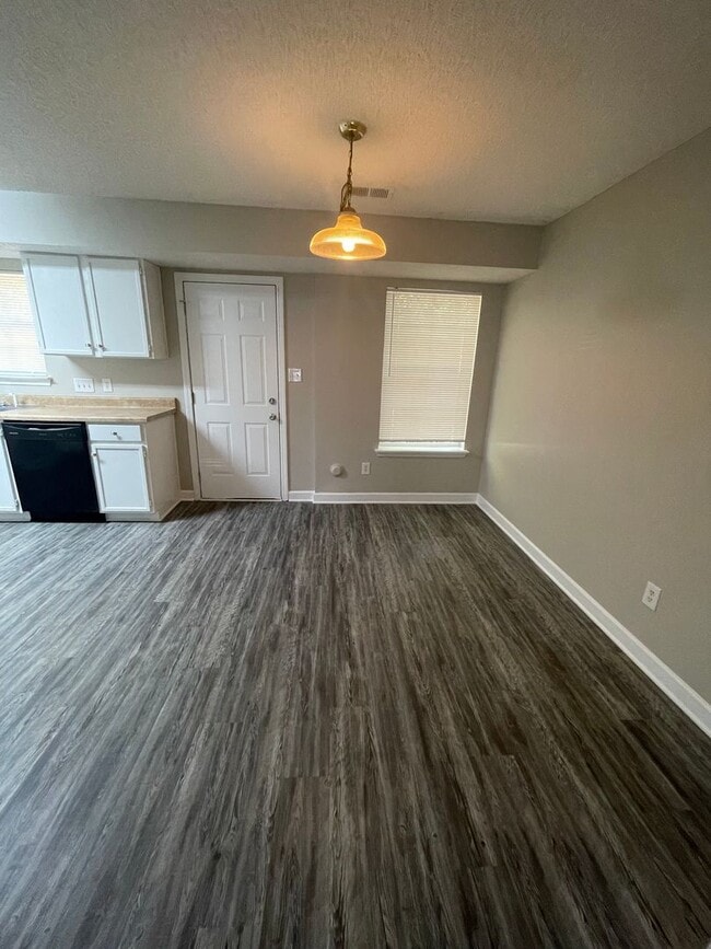 Building Photo - Must see this beautiful 3 bedroom 2.5 bath...