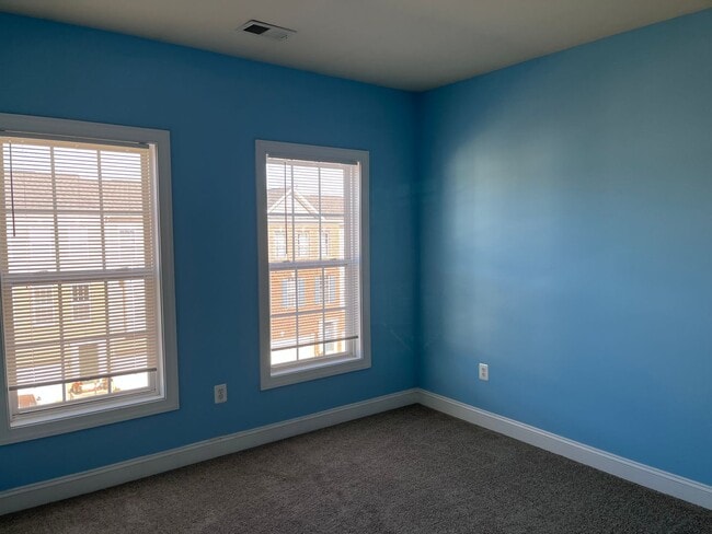 Building Photo - Large Townhouse In Haymarket