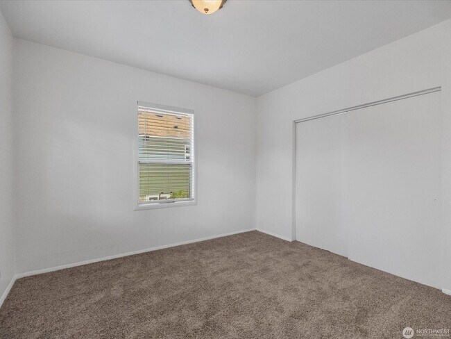 Building Photo - 2431 Pine St