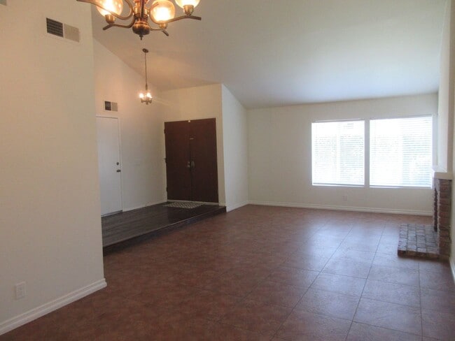 Building Photo - Beautiful updated 1-story home in Northridge