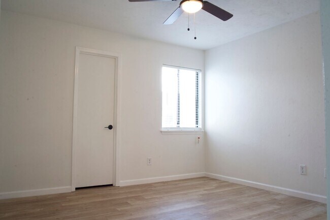Building Photo - 1339 Airport Dr