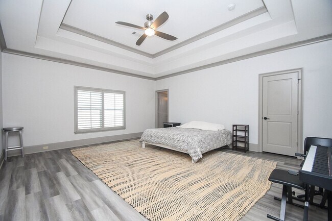 Building Photo - 2702 Tudor Manor