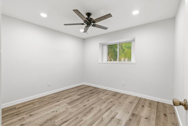 Building Photo - 15215 Parkville Dr