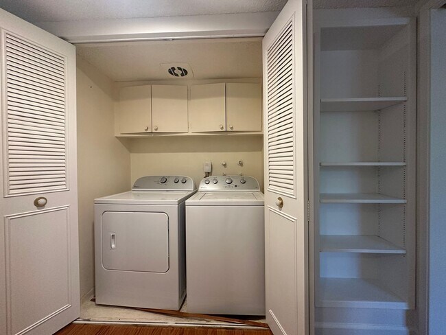 Building Photo - Two Bedroom in Great Location!