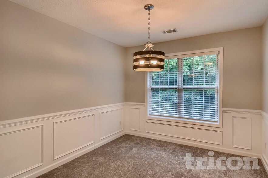 Building Photo - 1309 Vine Cir