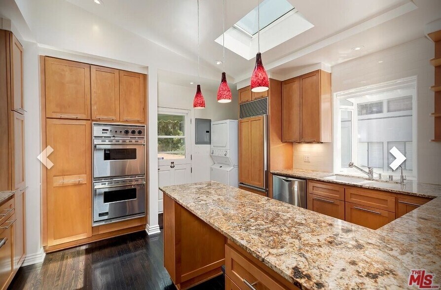 Double oven - 668 S GRETNA GREEN Way