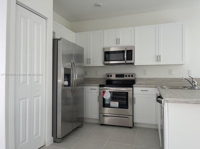 Building Photo - 2682 SE 11th Ct