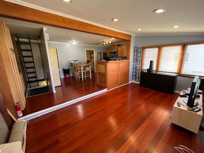 Building Photo - 2 bed 2 bath Single Family Home in Bexley w/ Bonus Rooms