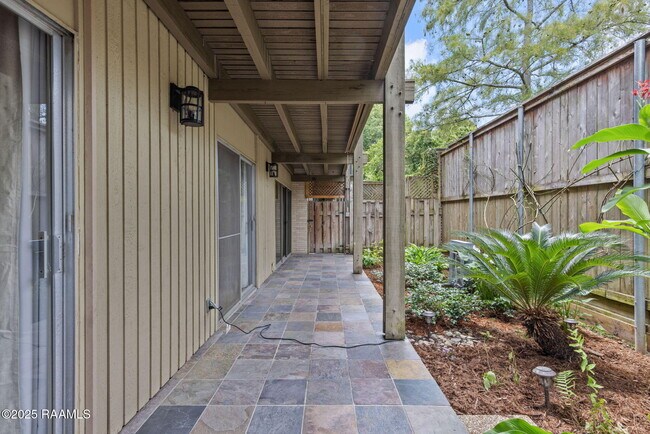 Building Photo - 1008 S College Rd