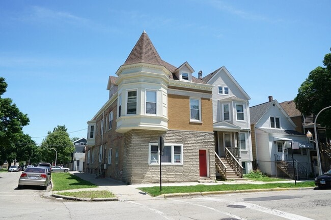 Primary Photo - 3355 N Troy St