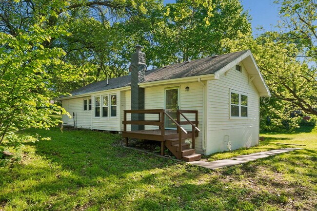 Building Photo - Charming 2-Bedroom Haven in Kansas City Northland!
