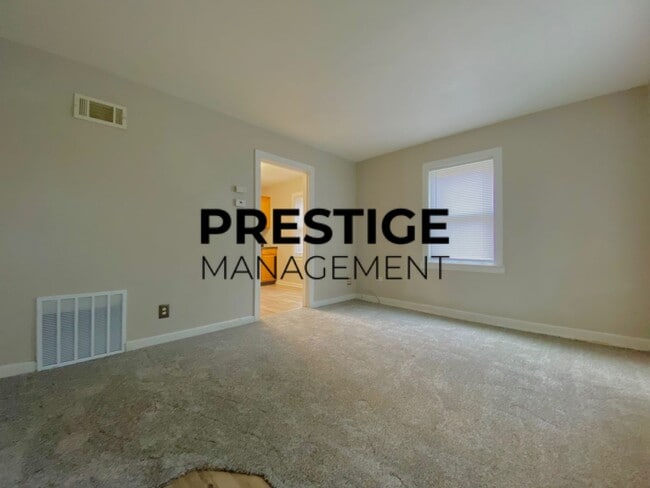 Building Photo - 2 Bed 1 Bath Town House
