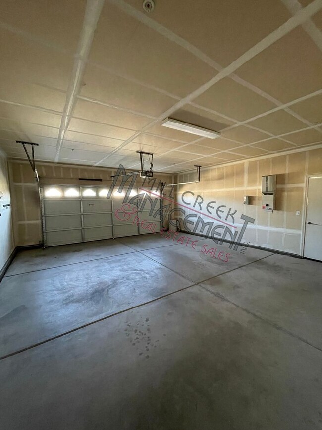 Building Photo - $500 OFF FIRST MONTHS RENT