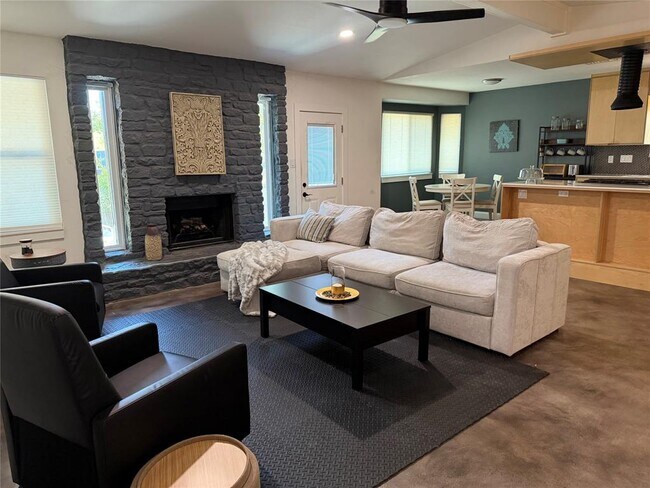 Building Photo - 1900 Dauphine Cove