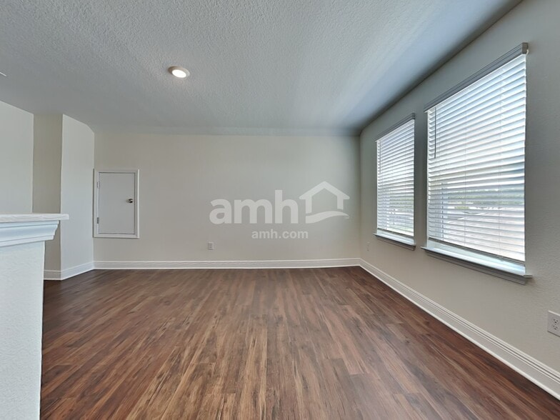 Building Photo - 27537 St Andrews Ave