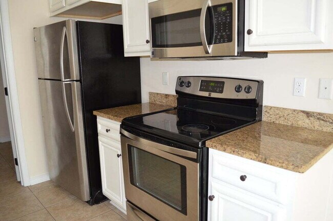 Building Photo - "Charming 3-Bed home with 2.5 Baths in the...