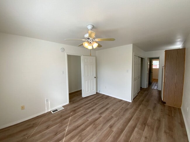 Building Photo - 3 Bedroom Townhome Available Near Albuquer...