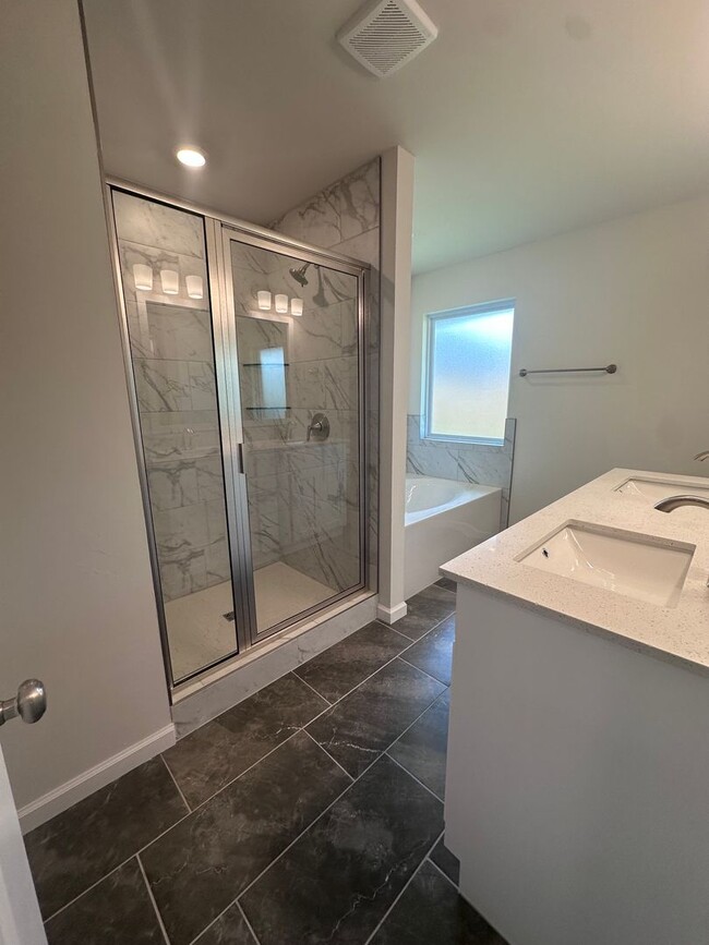 Building Photo - Beautiful New Home - First Month Free!