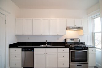 Building Photo - Renovated 2BR apartment with balcony, heat inc. on Brookilne/Allston line!